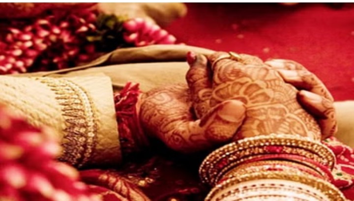 बेटी के विवाह में पुजारी ने डाला विघ्न मंदिर में नहीं करने दिया प्रवेश