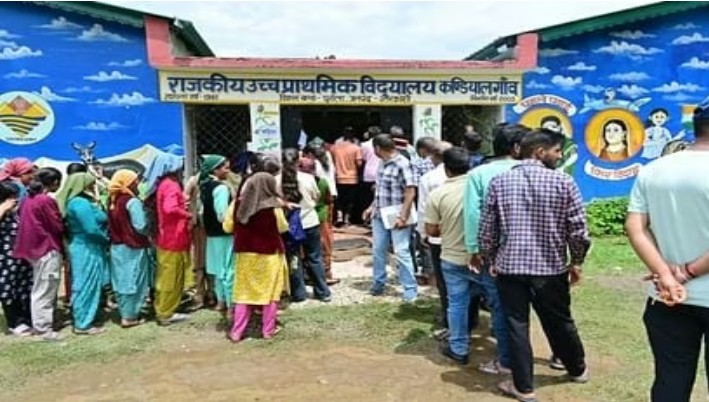 पंचायत चुनाव का पहला चरण पूरा बूथों पर देर रात तक जुटी रही भीड़