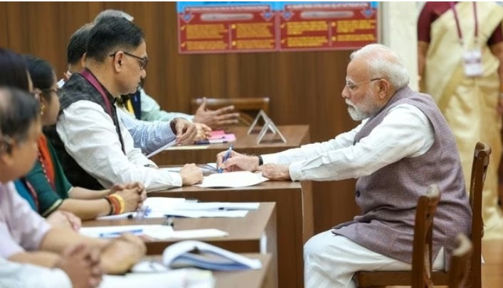 उपराष्ट्रपति चुनाव में 100 फ़ीसदी वोटिंग एक-एक सांसद ने लाइन में लगकर डाला वोट