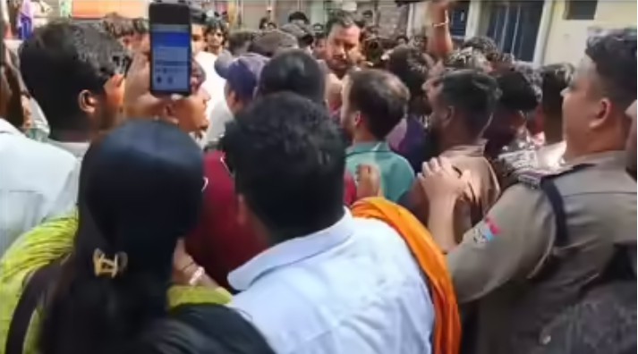 ऋषिकेश के एक घर में जुम्मे की नमाज को लेकर बजरंग दल का हंगामा लोगों को पुलिस ने हिरासत में लिया
