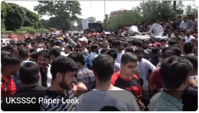 UKSSSC पेपर लीक पर देहरादून में हंगामा सैकड़ो युवा सड़क पर उतरे परीक्षा रद्द और सीबीआई जांच की मांग