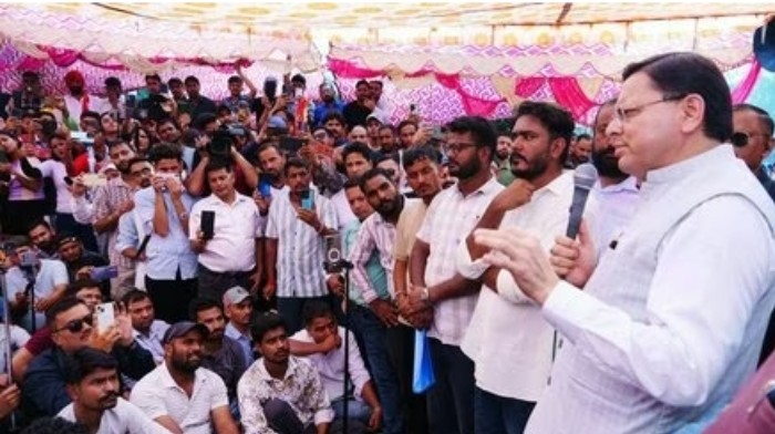 धरना दे रहे युवाओं के बीच अचानक से पहुंचे सीएम धामी CBI जांच का दिया आश्वासन