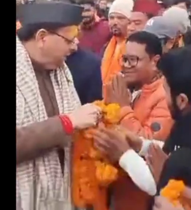 मुख्यमंत्री पुष्कर सिंह धामी अपने दो दिवसीय दौरे पर आज पिथौरागढ़ के मुनस्यारी पहुंचे